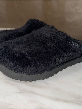 UGG black fuzzy slippers woman’s size 7 in good condition